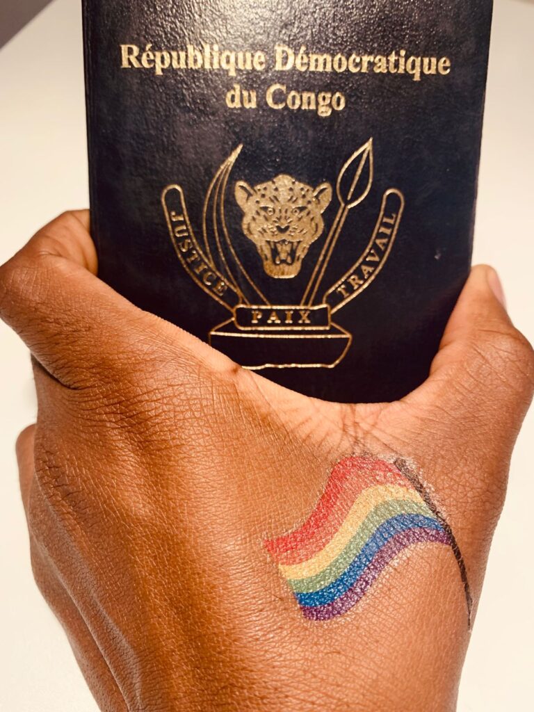 Témoignage lesbien 1 2 main passeport dalele3 Voix Lesbiennes