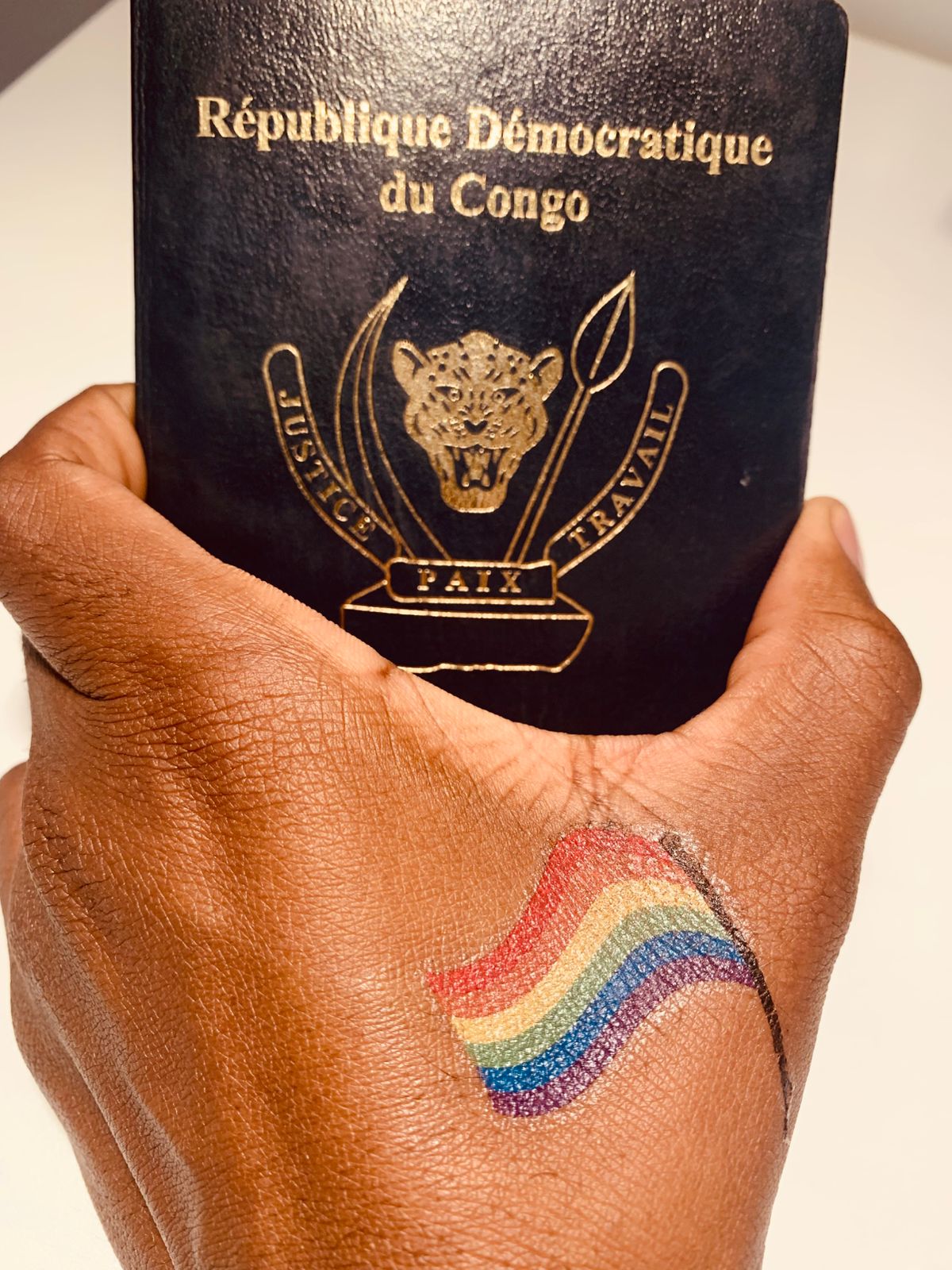 Ils prêchent la haine, nous récoltons les coups : être LGBT+ en République Démocratique du Congo 2 main passeport4 Voix Lesbiennes