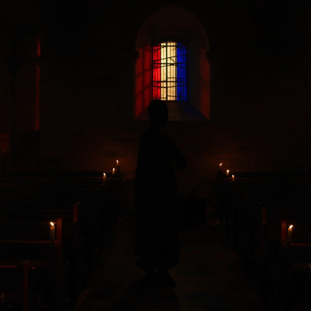 Lucid Origin Une silhouette dune femme africaine seule dans un 1 Voix Lesbiennes