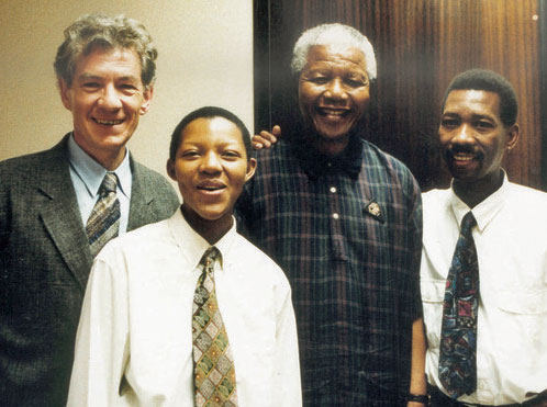 sir ian mckellan phumi mtetwa nelson mandela and simon nkoli at luthuli house in 1995 photo ncgle Voix Lesbiennes